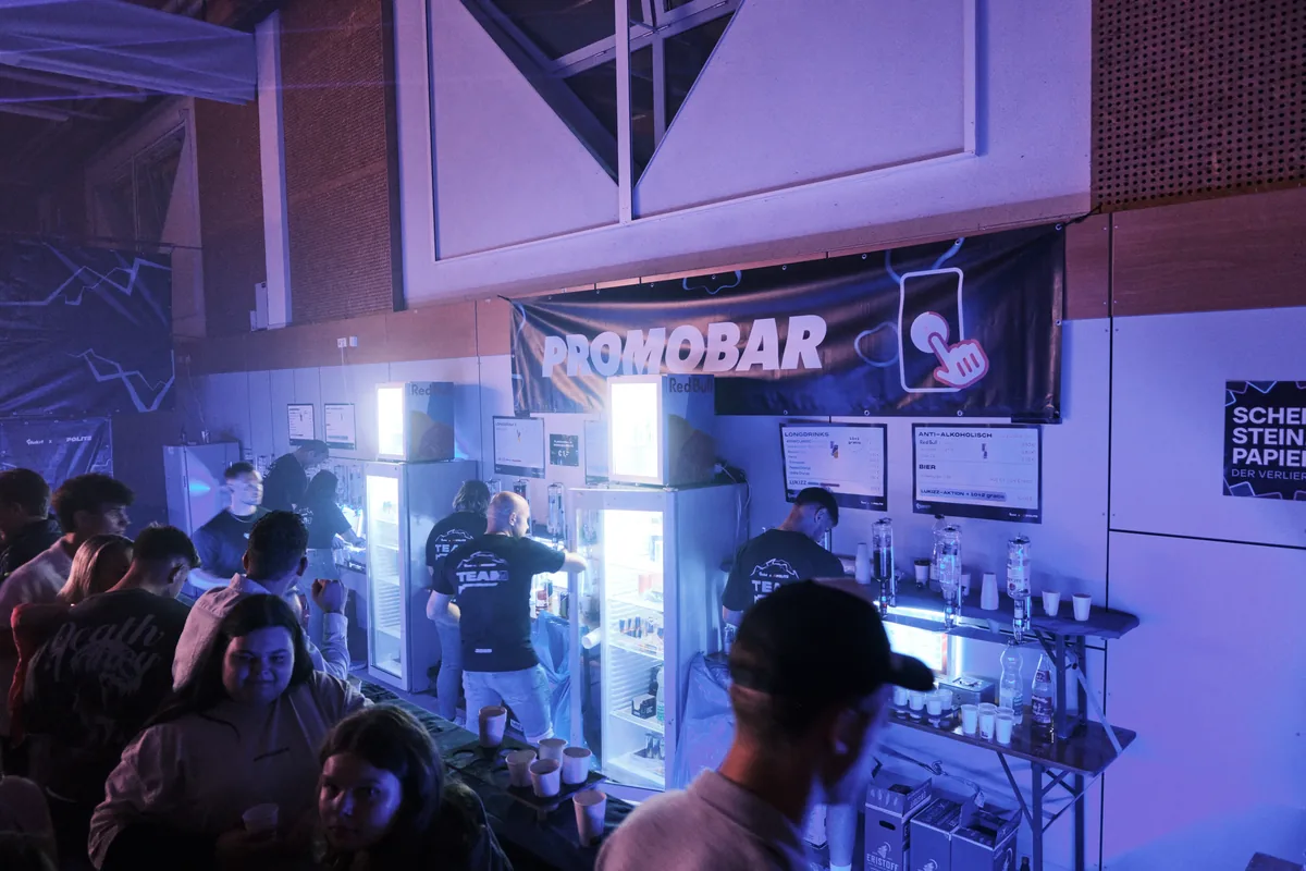 Beleuchtete Bar mit Kühlschränken in blau-violettem Licht